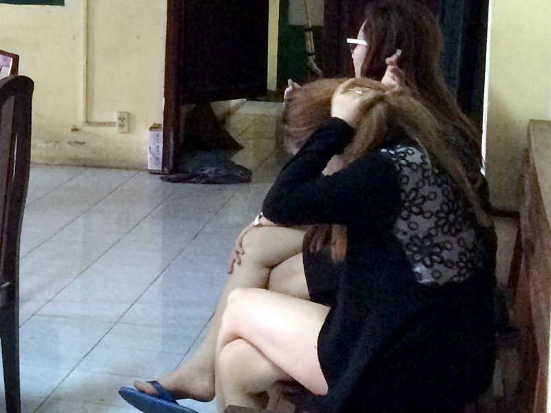 Các cô gái bị phát hiện khi đang mua bán dâm tại một khách sạn ở quận 10